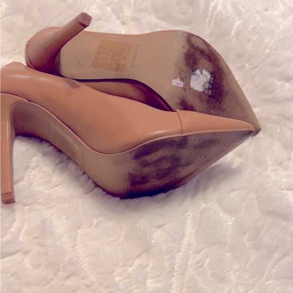 Express size 9 camel pump.  Slightly Worn and heel looks new - Picture 3 of 3